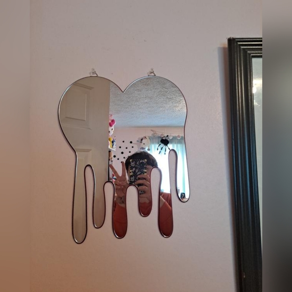 🆕️Dripping Heart Mirror NWT - Picture 3 of 5